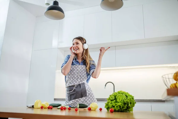 Jovem Alegre Mulher Caucasiana Atraente Avental Cozinha Ouvindo Música Favorita — Fotografia de Stock