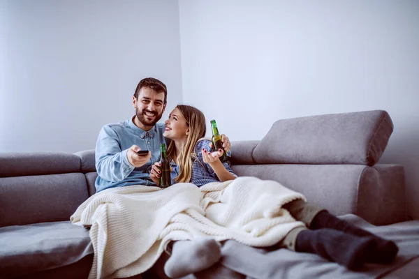 Linda Pareja Caucásica Amor Sentado Sofá Sala Estar Beber Cerveza —  Fotos de Stock