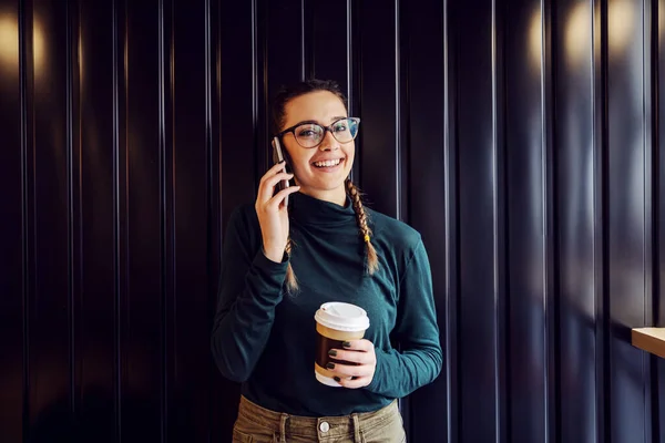 Eine Junge Lächelnde Frau Steht Café Hält Einwegbecher Mit Kaffee — Stockfoto