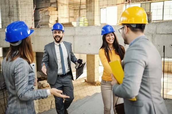 Grupo Alegre Socios Negocios Estrechando Mano Saludan Mientras Están Pie —  Fotos de Stock