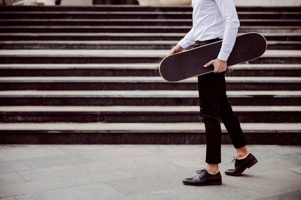 Zugeschnittenes Bild Eines Mannes Hemd Der Freien Läuft Und Skateboard — Stockfoto