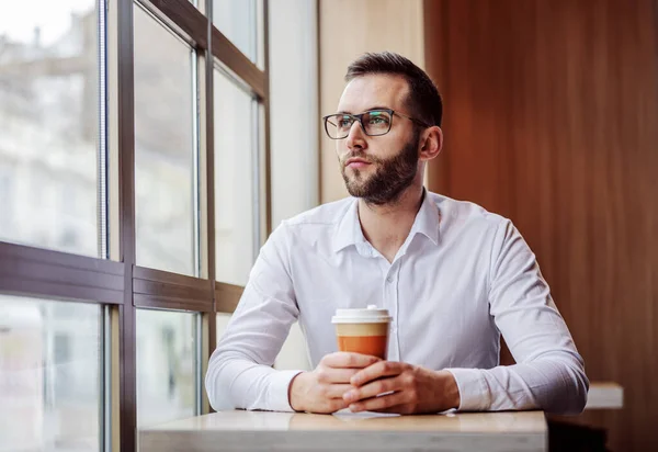 Mladý Zamyšlený Muž Elegantně Oblečený Sedí Restauraci Rychlým Občerstvením Drží — Stock fotografie