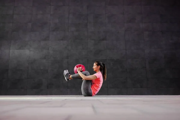 Spor Giyimli Beyaz Tenli Çekici Esmer Ağırlık Topuyla Mekik Çekiyor — Stok fotoğraf