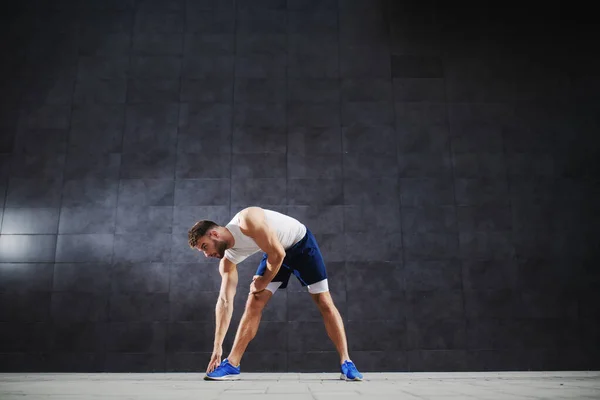 Deportiva Dedicada Caucásica Pantalones Cortos Camiseta Haciendo Ejercicios Estiramiento Mientras — Foto de Stock