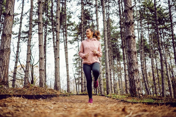 Longitud Completa Mujer Joven Forma Hermosa Ropa Deportiva Corriendo Bosque — Foto de Stock