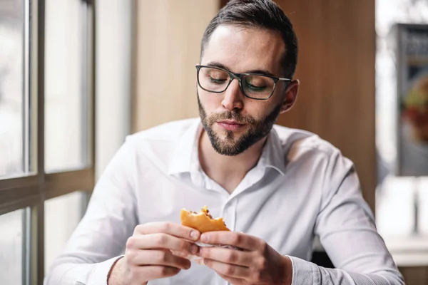Junger Hungriger Eleganter Mann Sitzt Fast Food Restaurant Und Isst — Stockfoto