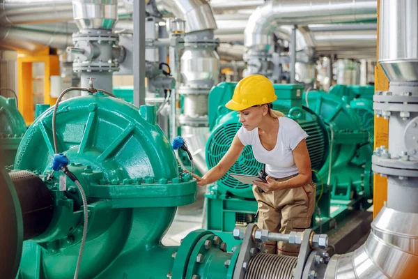 Impiegata Operaia Dedicata Con Casco Protettivo Sulla Testa Nel Lavoro — Foto Stock