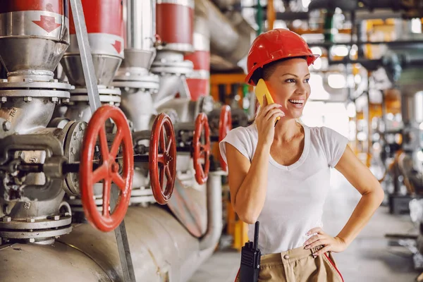 Lächelnde Freundliche Arbeiterin Arbeitsanzug Mit Schutzhelm Auf Dem Kopf Steht — Stockfoto