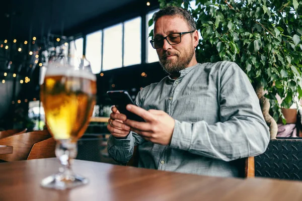 Uomo Barbuto Mezza Età Seduto Bar Utilizzando Smartphone Appendere Sui — Foto Stock