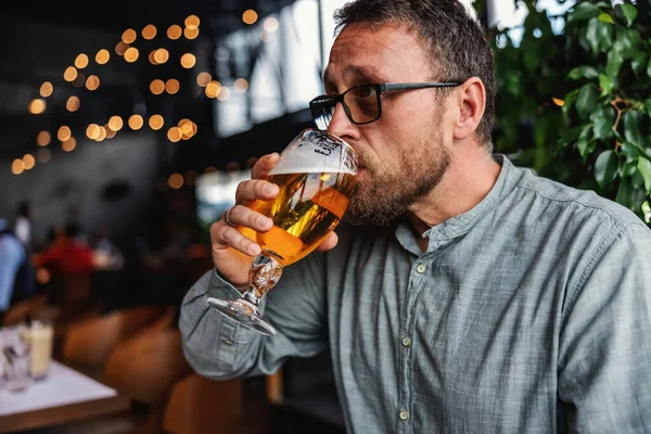 Μεσήλικας Γενειοφόρος Κάθεται Ένα Μπαρ Και Πίνει Φρέσκια Κρύα Μπύρα — Φωτογραφία Αρχείου