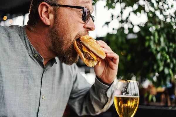 Homem Com Fome Barbudo Meia Idade Sentado Restaurante Comendo Delicioso — Fotografia de Stock