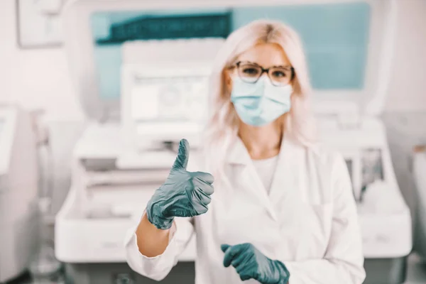 Attractive Lab Assistant Standing Laboratory Showing Thumbs — Stock Photo, Image