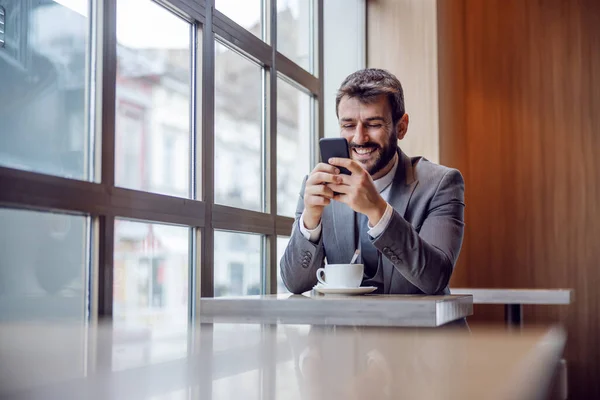 Giovane Uomo Affari Barbuto Carino Seduto Caffetteria Sulla Pausa Caffè — Foto Stock