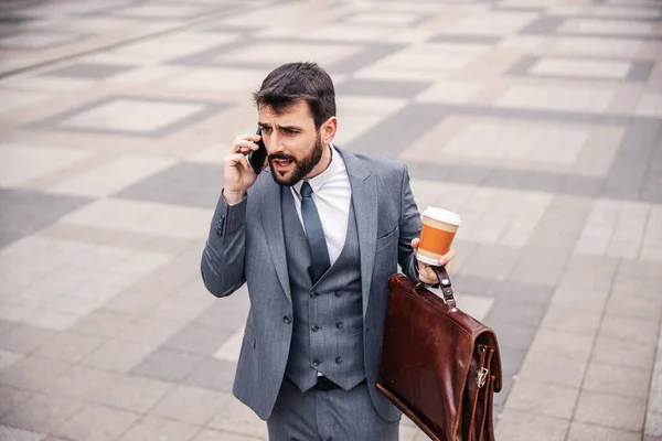 Genç Ciddi Sakallı Adamı Işe Giderken Telefonda Konuşurken Sabah Kahvesini — Stok fotoğraf