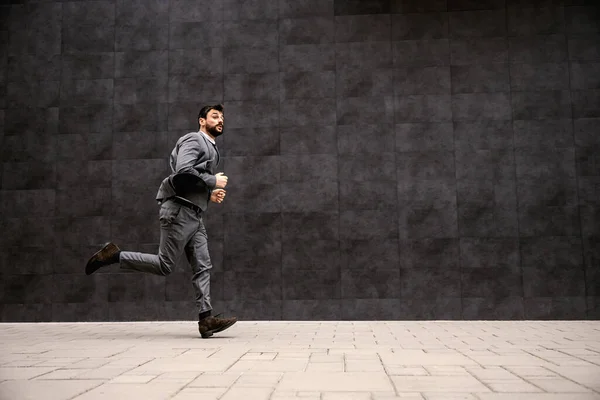 Giovane Uomo Affari Alla Moda Che Corre Strada Ritardo Lavoro — Foto Stock