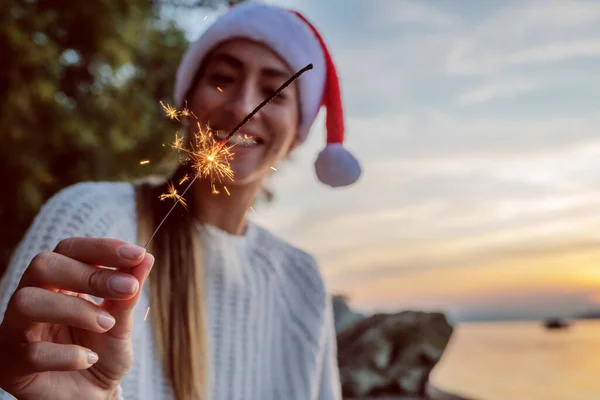 Aantrekkelijke Kaukasische Brunette Witte Trui Met Kerstmuts Het Hoofd Zittend — Stockfoto