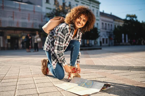 Junge Attraktive Touristin Mit Lockigem Haar Hockt Platz Und Bindet — Stockfoto