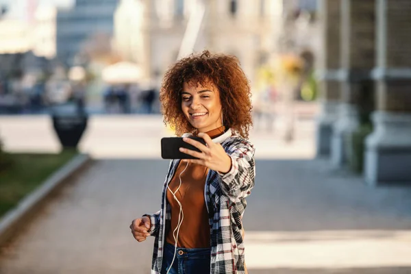 Young Gorgeous Mixed Race Woman Standing Street Taking Selfie — Stock Photo, Image