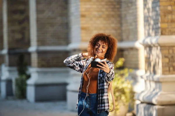 Jovem Linda Mulher Raça Mista Centro Rua Tirar Selfie — Fotografia de Stock