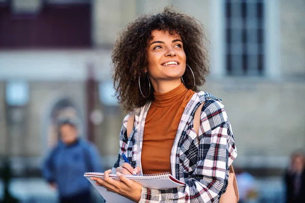 Jovem Mista Mulher Vestida Casual Sentado Fonte Escrevendo Algo Caderno — Fotografia de Stock