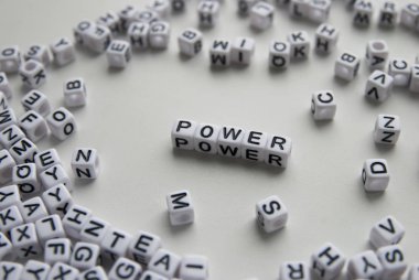 güç word küpleri beyaz arka plan üzerinde yazılı. İş için yaratıcı metin. Kaotik harfler tasarım