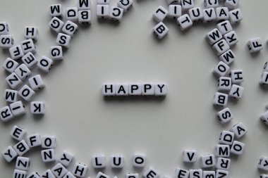 mutlu kelime küpleri beyaz arka plan üzerinde yazılı. İş için yaratıcı metin. Kaotik harfler tasarım