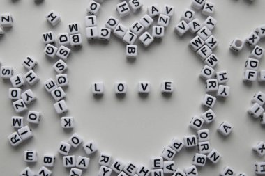 Beyaz arka plan küplerin yazılı kelimeyi seviyorum. İş için yaratıcı metin. Kaotik harfler tasarım