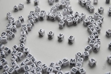 Beyaz arka plan küplerin yazılı kelimeyi seviyorum. İş için yaratıcı metin. Kaotik harfler tasarım