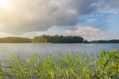 Güneşli bir gün gölde yaz Sunrise.