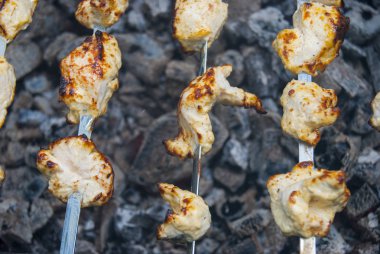 Tavuk eti şiş üzerinde ızgara mangal sıcak kömür pişirme.