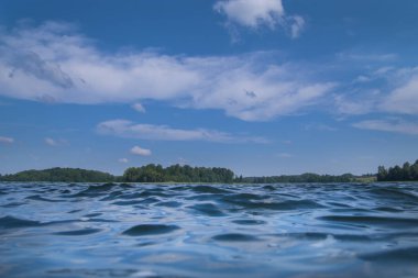 Güneşli gün gölde yaz