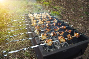 Tavuk eti şiş üzerinde ızgara mangal sıcak kömür pişirme.