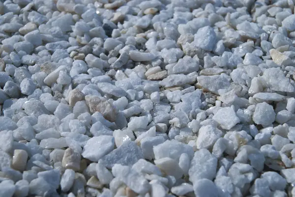 Piccoli minerali bianchi Rocks Background. Pietre di ghiaia nella giornata di sole. Elementi decorativi sulla strada . — Foto Stock