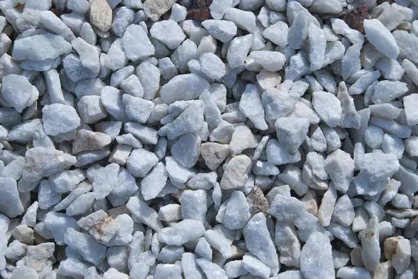 Piccoli minerali bianchi Rocks Background. Pietre di ghiaia nella giornata di sole. Elementi decorativi sulla strada . — Foto Stock