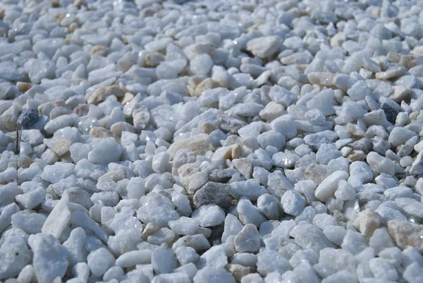 Piccoli minerali bianchi Rocks Background. Pietre di ghiaia nella giornata di sole. Elementi decorativi sulla strada . — Foto Stock