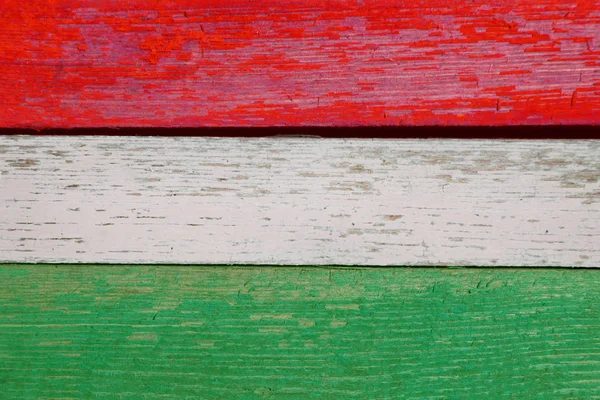 Lichte houten vlag van Hongarije. Hongaarse nationale vlaggen — Stockfoto
