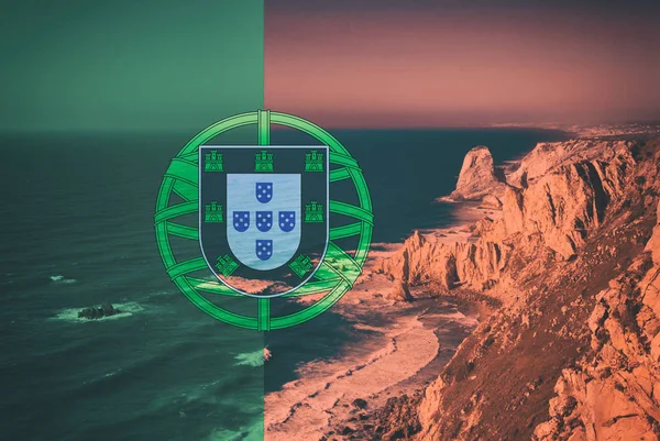 ロカ岬 - ポルトガル国旗 Potuguese のヨーロッパのほとんど西部の部分の二重露光. — ストック写真