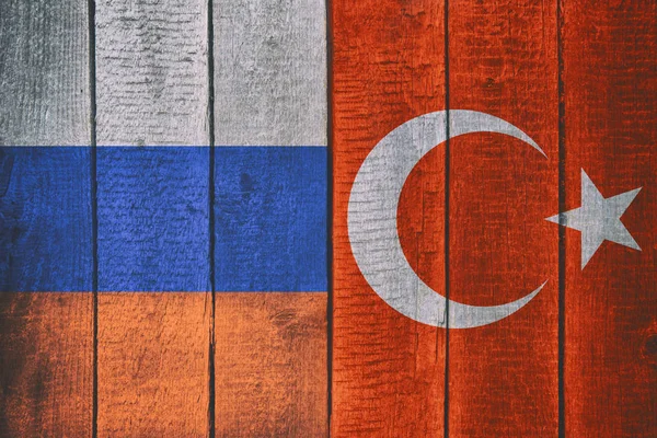 Bandeiras nacionais russas e turcas em um fundo de madeira. Rússia e Turquia Bandeira Textura de madeira . — Fotografia de Stock
