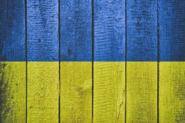 Ukrayna ulusal bayrak ahşap arka plan üzerinde. Ukrayna bayrakları ahşap doku