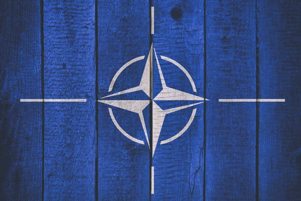 Flaga NATO na podłoże drewniane. — Zdjęcie stockowe