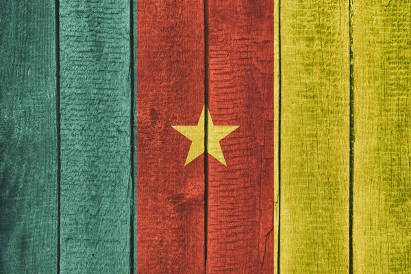Régi fából készült asztal szerkezet háttérben felülnézet, a kameruni nemzeti zászló. Kamerun zászlók kép. — Stock Fotó