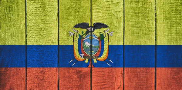 Stary drewniany stół tekstura tło widok z góry z krajowych flaga Ekwadoru. Ekwadorski flagi obrazu. — Zdjęcie stockowe