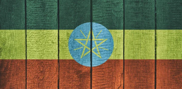 Velha mesa de madeira textura fundo vista superior com uma bandeira nacional da Etiópia. Imagem Bandeiras da Etiópia . — Fotografia de Stock
