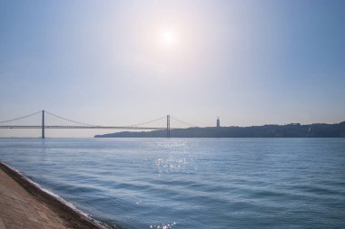 Portekiz'de Lizbon köprü 25 Nisan. Güneşli bir günde Lisboa içinde Tejo Nehri.