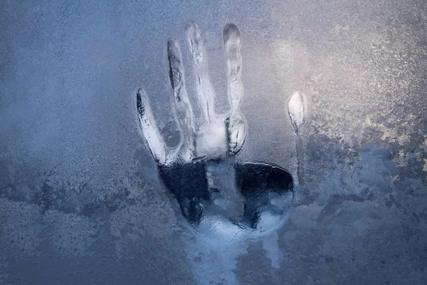 Frozen Human Hand Print on a Window Glass in Winter. — Stock Photo, Image