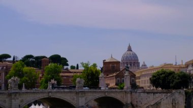 Vatikan şehir bina ve tarihi kentin Roma, İtalya üzerinde 28 Haziran 2018 Tevere nehrin karşısındaki Köprüsü'nden 4 k video 
