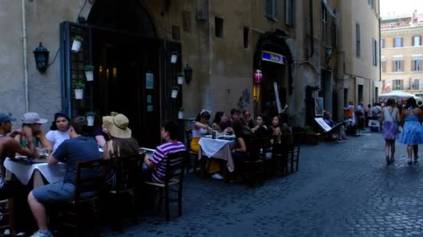 2018 ビデオの歴史的な街で食事を楽しむ人々 で路上生活にローマ イタリア — ストック動画