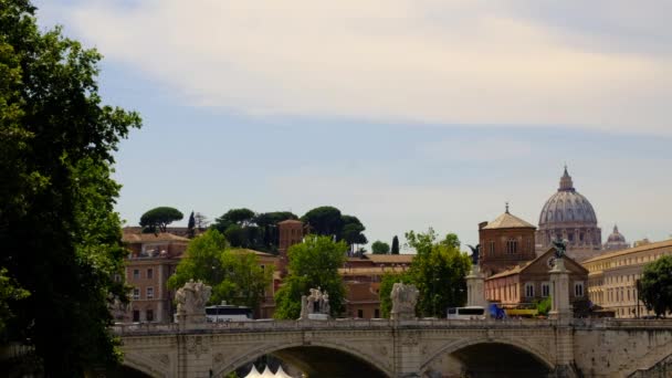 2018年6月28日在意大利罗马历史名城 Tevere 河对面梵蒂冈大厦和桥梁的视频 — 图库视频影像