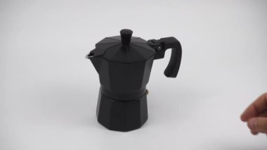Bir yandan izole beyaz arka plan üzerinde siyah şofben borulu espresso kahve makinesi üst açmak için kullanma