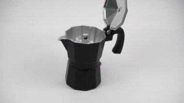 Bir yandan izole beyaz arka plan üzerinde siyah şofben borulu espresso kahve makinesi üstünün açık kapanış için kullanma